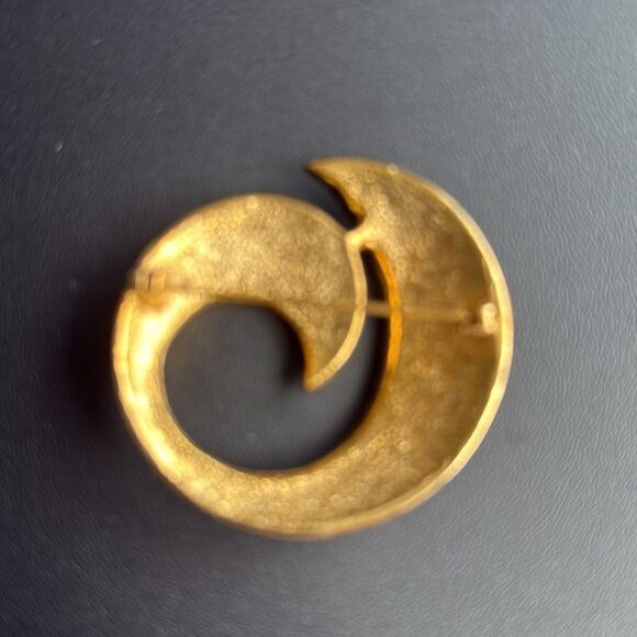 Vintage Swirl Black & Cream Enamel Gold Tone Brooch. - Picture 4 of 4